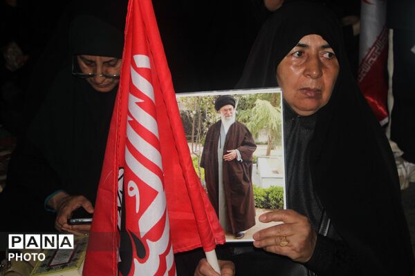 نگاهی به سیمای نورانی رهبر شهید در دست مردم
