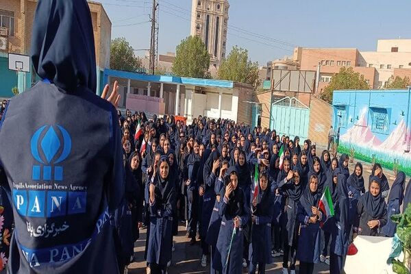 دانش‌آموزان ناحیه4 اهواز روز اول مدرسه را با یاد شهدا آغاز کردند
