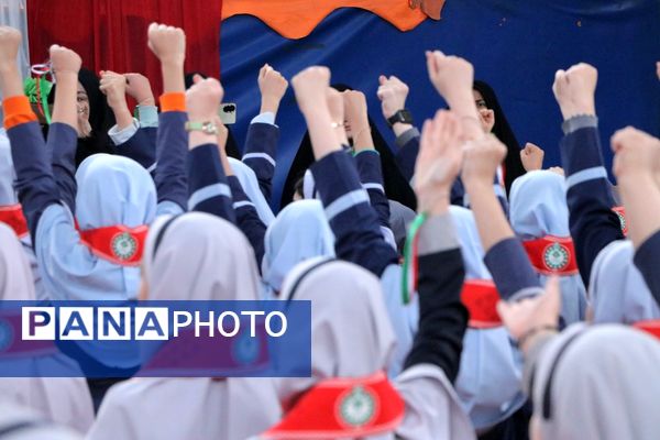 بهارستان دو صحنه همفکری، همدلی و همکاری پیشتازان در همایش یاوران انقلاب