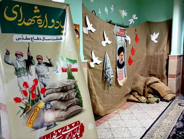جلوه‌هایی از انس و ارادت دختران دانش‌آموز مدرسه انقلاب اسلامی۲ قم به شهیدان