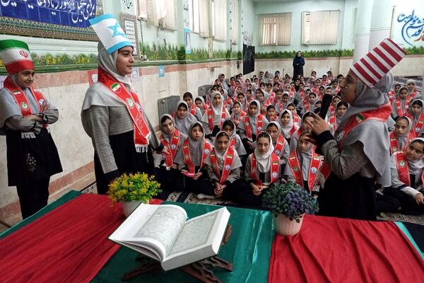 جشن پیروری انقلاب اسلامی در دبستان شهید آقچه‌لو رباط‌کریم