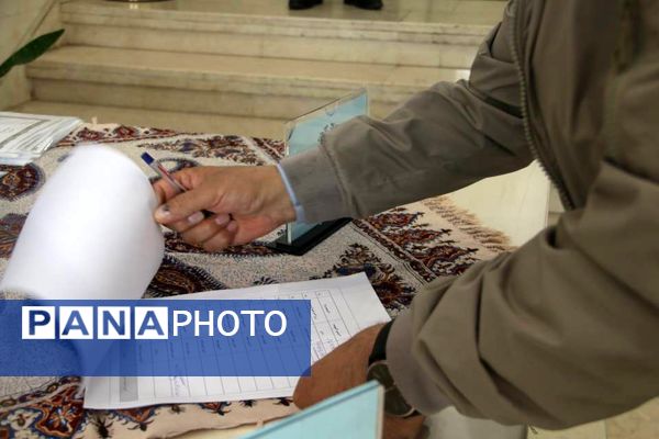 تجلیل از معلمان نمونه منطقه ۱۴ به مناسبت هفته گرامیداشت مقام معلم