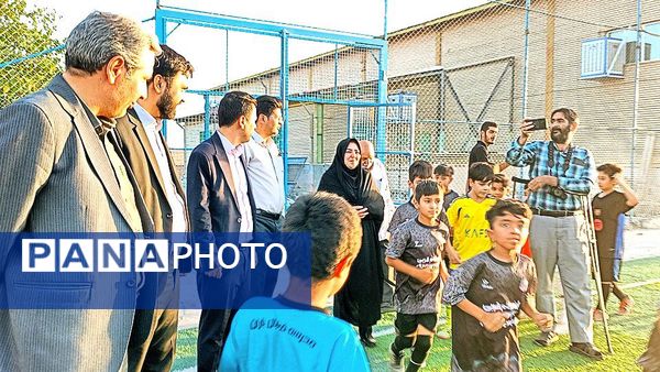 فرماندار کاشمر از سالن و چمن مصنوعی روستای قوژد بازدید کرد