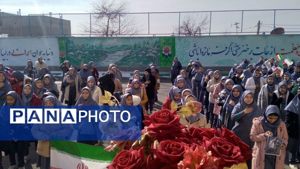 جلوه‌ای از همدلی و عشق به وطن در مدرسه والدین ۲ آناخاتون همزمان با زنگ انقلاب