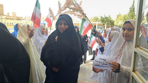 آغاز سال تحصیلی با طنین گلبانگ توحید در دبستان دخترانه ام‌البنین یزد