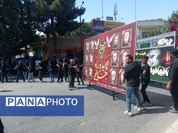 عزاداری ظهر  عاشورا در خیابان‌های شهر نیشابور 