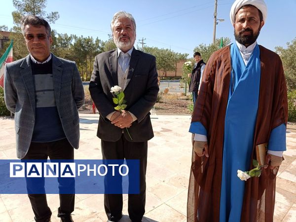 غبارروبی مزار شهدای گمنام دانشگاه آزاد اسلامی واحد کاشمر 