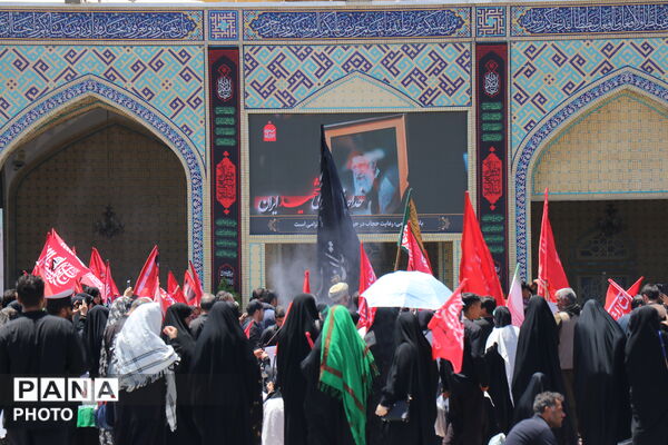 حرم مطهر امام رضا(ع)، میزبان زائران و عزاداران رهبر شهید