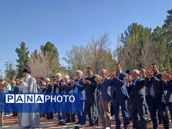 اقامه نماز با شکوه عید فطر به امامت امام جمعه حبیب آباد