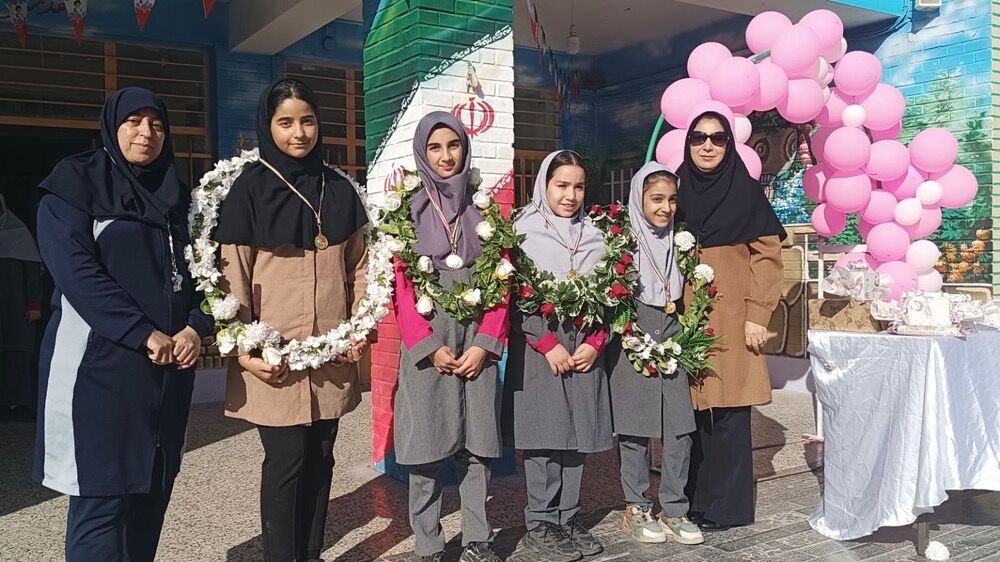 مراسم تجلیل از دانش‌آموزان برتر دبستان پنجم مهر