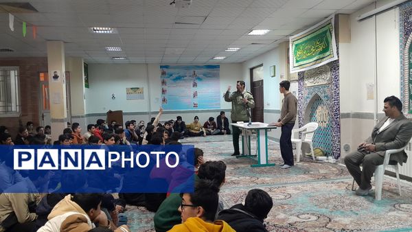 جلسه آمادگی دفاعی ویژه دانش‌آموزان پایه نهم مدرسه ابوریحان بیرونی