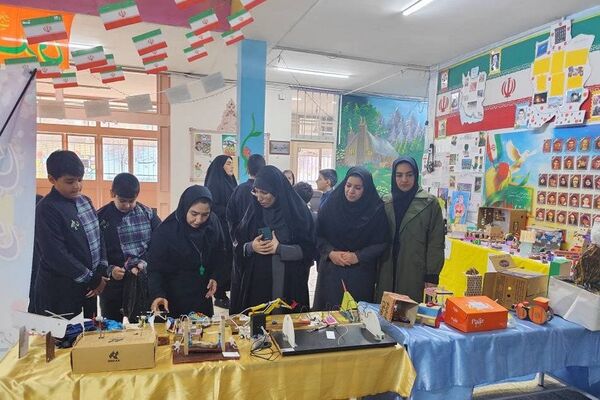 برپایی نمایشگاه دستاوردهای خلاقانه و نقاشی همگانی در دبستان شهید چمران ناحیه دو شهرری 