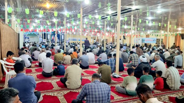 تجمع نمازگزاران نماز جمعه قشم در روز خشم و نصر
