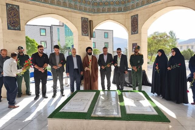 تجدید میثاق با خون شهدا؛ گلباران گلزار شهدای فیروزکوه همزمان با هفته دفاع مقدس