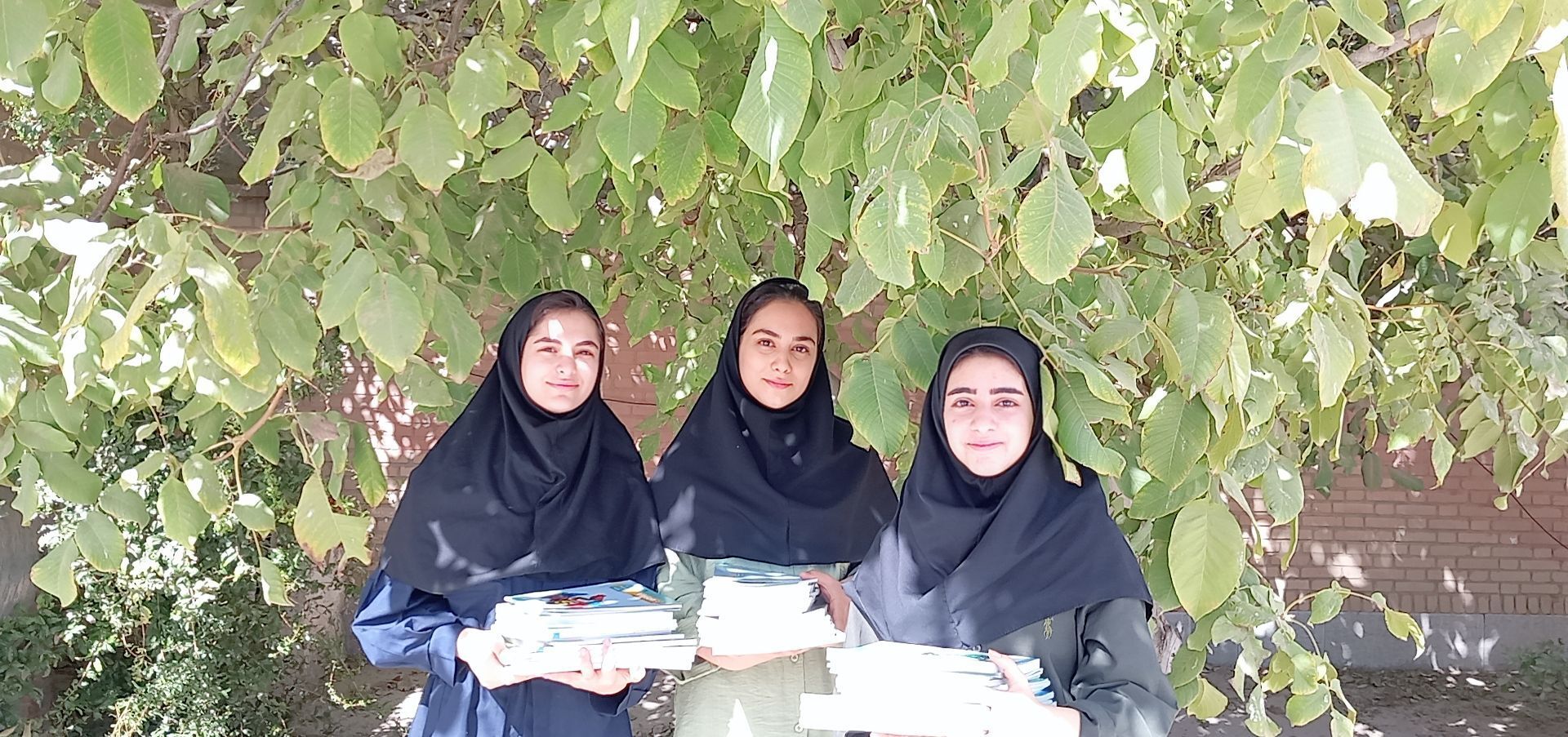 عکس یادگاری یازدهمی‌های دبیرستان محدثه خرم‌آباد در آغاز سال تحصیلی