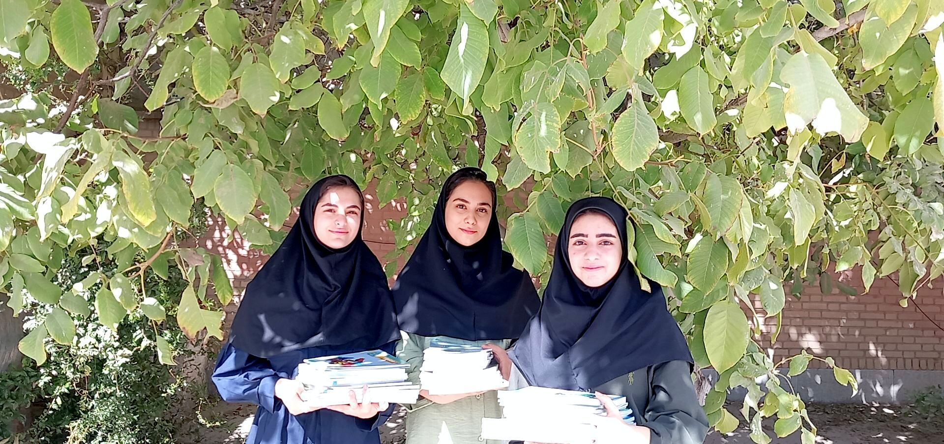 عکس یادگاری یازدهمی‌های دبیرستان محدثه خرم‌آباد در آغاز سال تحصیلی