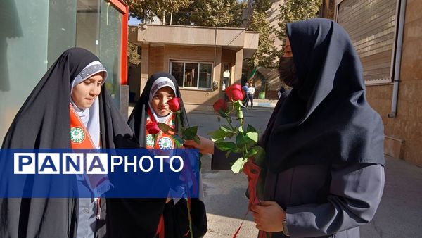 تجلیل دانش‌آموزان پیشتازان دبستان «دانش و هنر» نظرآباد از پرستاران بیمارستان امام حسن(ع) 