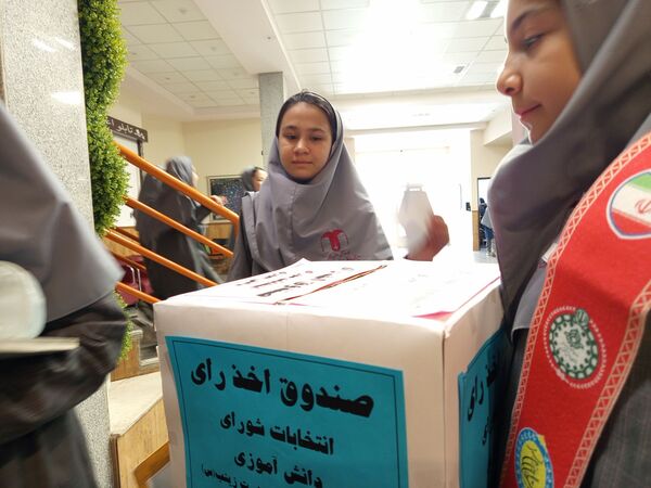هیجان انتخابات شورای دانش‌آموزی در دبیرستان مصلی نژاد حضرت زینب