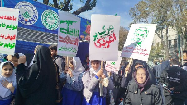 غرفه نسل افتخار سازمان دانش‌آموزی استان آذربایجان شرقی در راهپیمایی ۱۳‌ آبان
