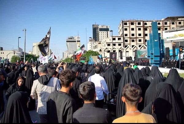 عزاداری مردم مشهد به مناسبت شهادت خادم الرضا(ع)، آیت الله رئیسی و همراهان ایشان