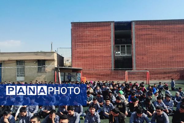 جشن آواها به‌مناسبت دهه فجر در دبیرستان هاشمی رفسنجانی ناحیه 4