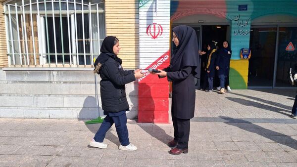 آغاز جشن‌های انقلابی مدرسه توسط پیشتازان 