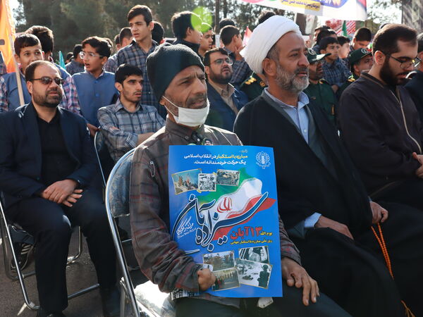 حضور افتخارآفرین دانش آموزان میبدی در تجمع یوم الله سیزده آبان 
