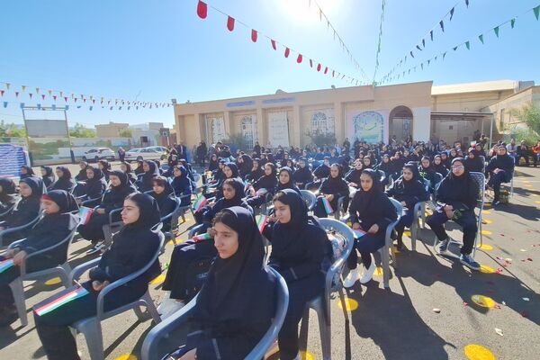 آیین نواختن زنگ مدرسه با شروع سال تحصیلی جدید 