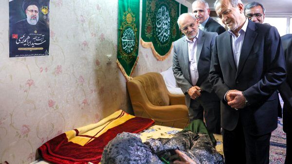 حضور رئیس‌جمهور پزشکیان در منزل مادر شهید رئیسی