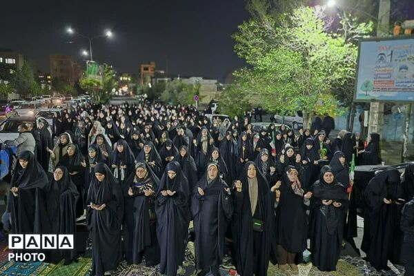 شکوه اقتدار؛ اقامه نماز استغاثه در راهپیمایی شبانه فاز۲ اندیشه 