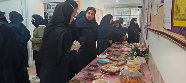 جشنواره کیک و دسر در دبیرستان کوثر فرهنگیان 