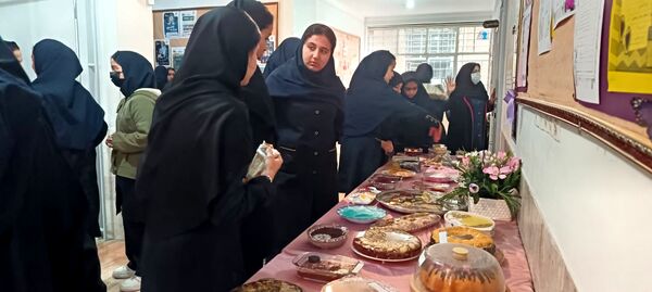 جشنواره کیک و دسر در دبیرستان کوثر فرهنگیان 