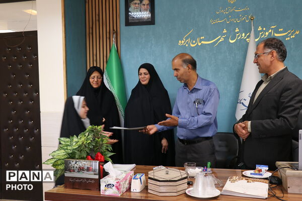نشست صمیمی مدیر آموزش و پرورش شهرستان ابرکوه با دانش آموز خبرنگاران پانا