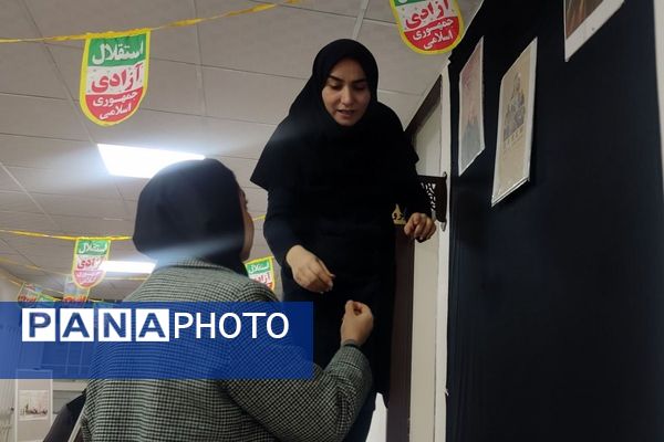 آماده‌سازی آثار هنرجویان در نمایشگاه دهه فجر رباط‌کریم