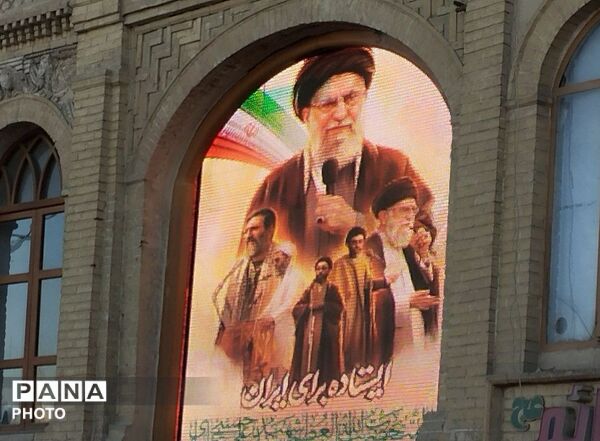  تشییع پیکر شهدا در میدان امام خمینی (ره) همدان با حضور حماسی مردم همیشه در صحنه