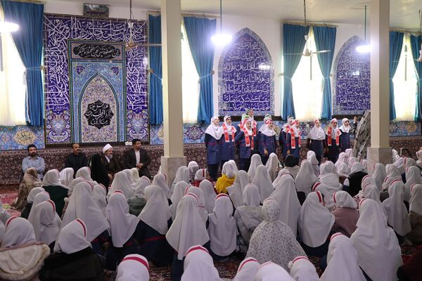 اقامه نماز در مدرسه شهیدان ایرلو قرچک