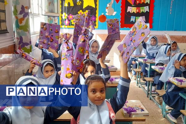 زنگ جشن شکوفه‌ها در مدرسه «آیین روشن» شهریار نواخته شد