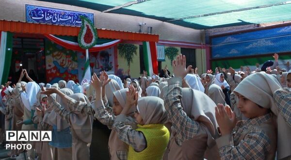 جشن عاطفه‌ها در دبستان دخترانه عفاف ناحیه یک مشهد