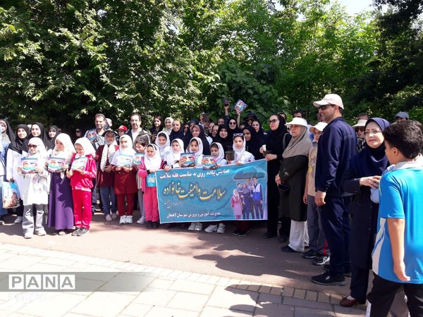 پیاده‌روی خانوادگی در تالاب حاجی‌آباد؛ طنین سلامت و جمعیت در لاهیجان