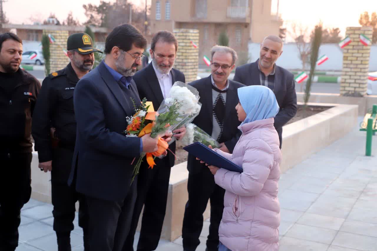 برپایی آیین مهمانی لاله ها با حضور استاندار قم در گلزار شهدای شهر جعفریه