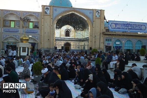 طنین نوای ملکوتی دعای عرفه در حرم حضرت جعفر بن موسی الکاظم (ع) پیشوا