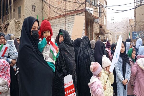 حضور کودکان و دانش آموزان در راهپیمایی یوم‌الله ۲۲بهمن در شهر بار نیشابور