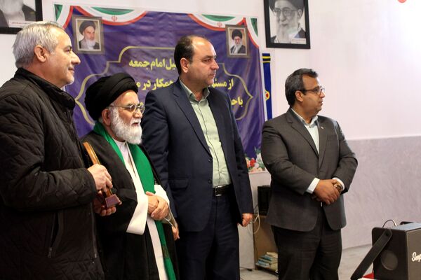 مراسم تجلیل امام جمعه از مسئولان ادارات همکار در میزخدمت نیشابور 