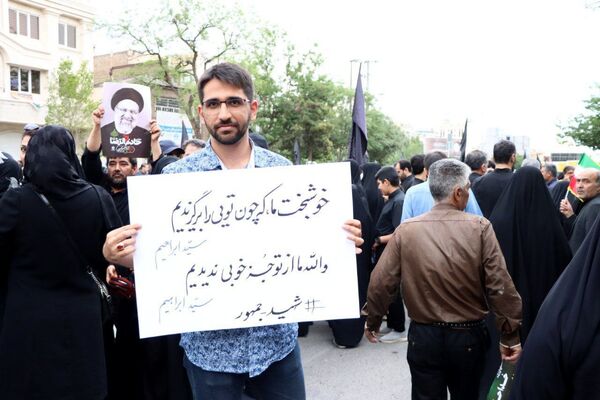 سیل خروشان زائران و مجاوران رضوی در مراسم تشییع پیکر شهدای خدمت