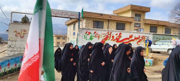 غبار‌روبی مزار شهدا در آستان مقدس امام زاده جعفر (ع) منطقه میانکوه 