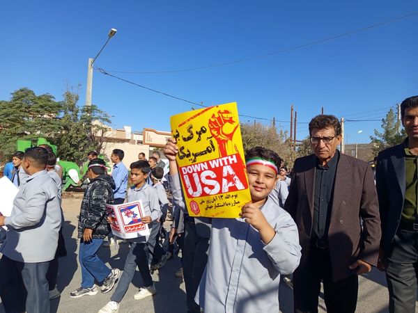 قدم‌های کوچک، ایمان‌های بزرگ؛ حضور باشکوه دانش‌آموزان دبستان برادران ابراهیمی‌نیا در ۱۳ آبان