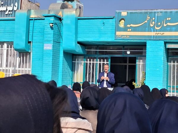 آموزش انواع دست ها و گره های پیشتازان در دبیرستان دخترانه فاطمیه