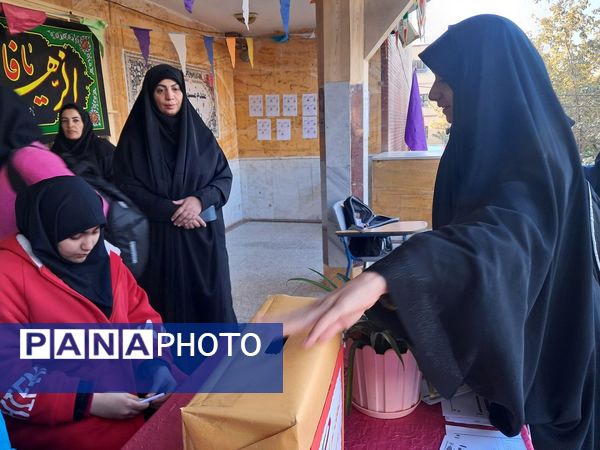 شور و نشاط دانش‌آموزان مدرسه حضرت معصومه (س) ناحیه 4 کرج در انتخابات شورای دانش‌آموزی