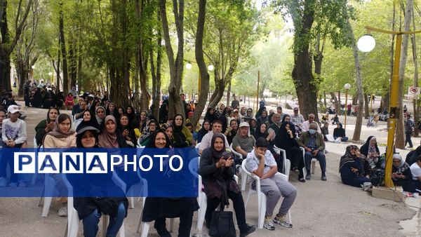 پیاده‌روی خانوادگی بروجنی‌ها