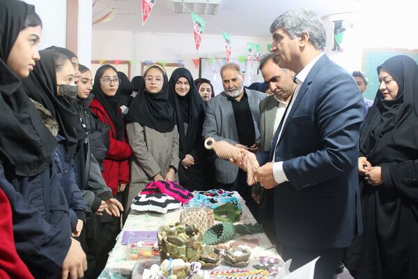  آیین افتتاح جشنواره ماها و ایران‌مون در دبیرستان خدیجه کبری پردیس 